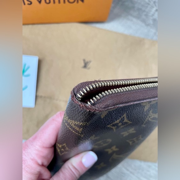 Louis Vuitton's iconic Zippy Organizer wallet in historic Monogram canvas - Picture 5 of 15
